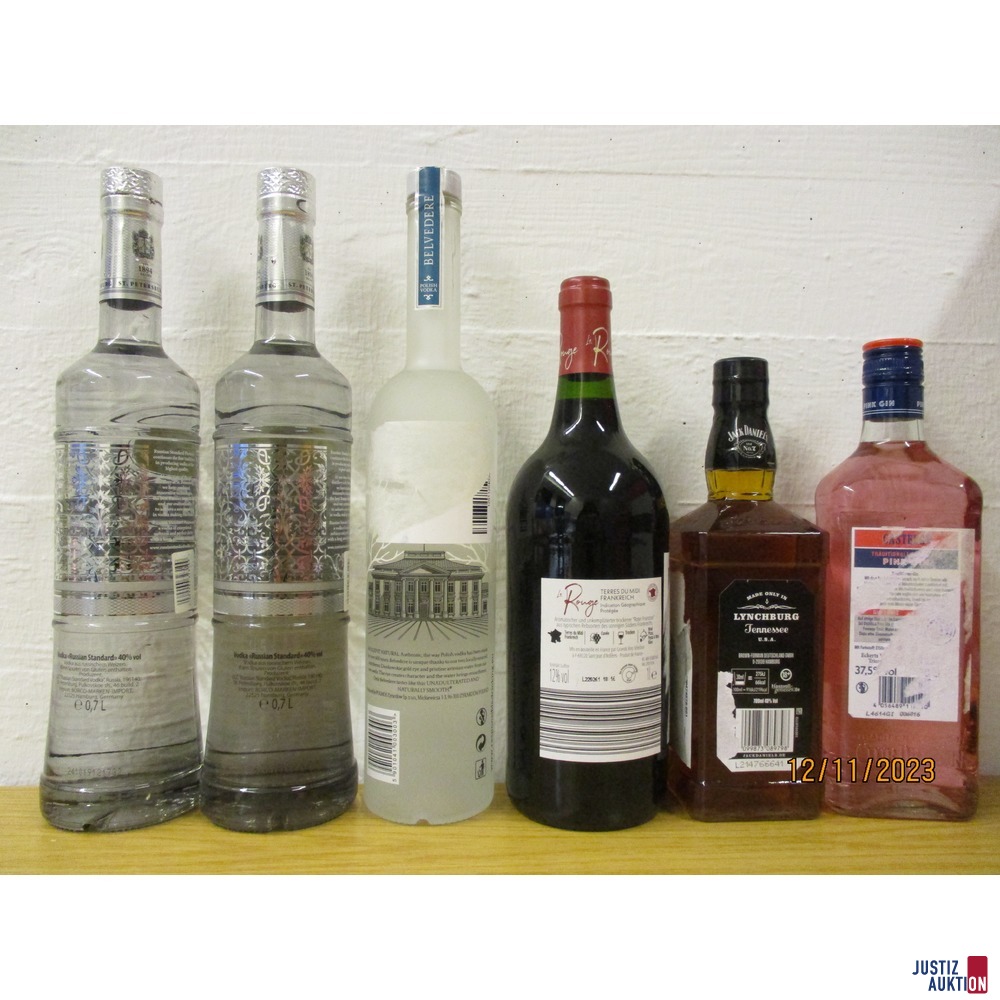Konvolut Spirituosen u.a. (#178344) Justiz-Auktion | Russian Vodka, Gin, Whiskey