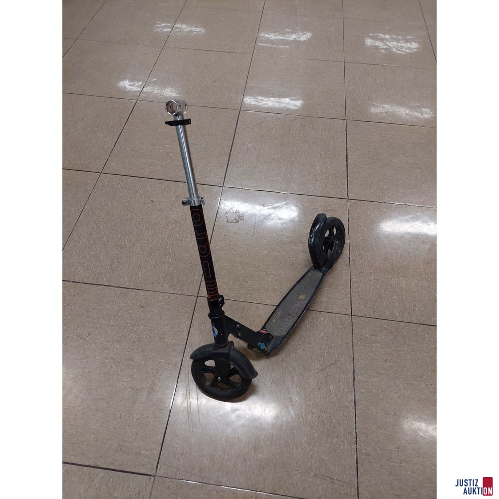 Scooter der Marke Micro - Lenker fehlt