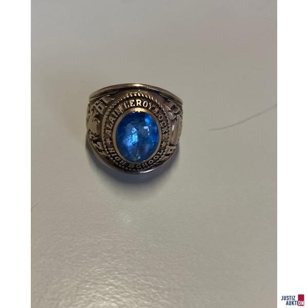 Ring mit blauem Stein