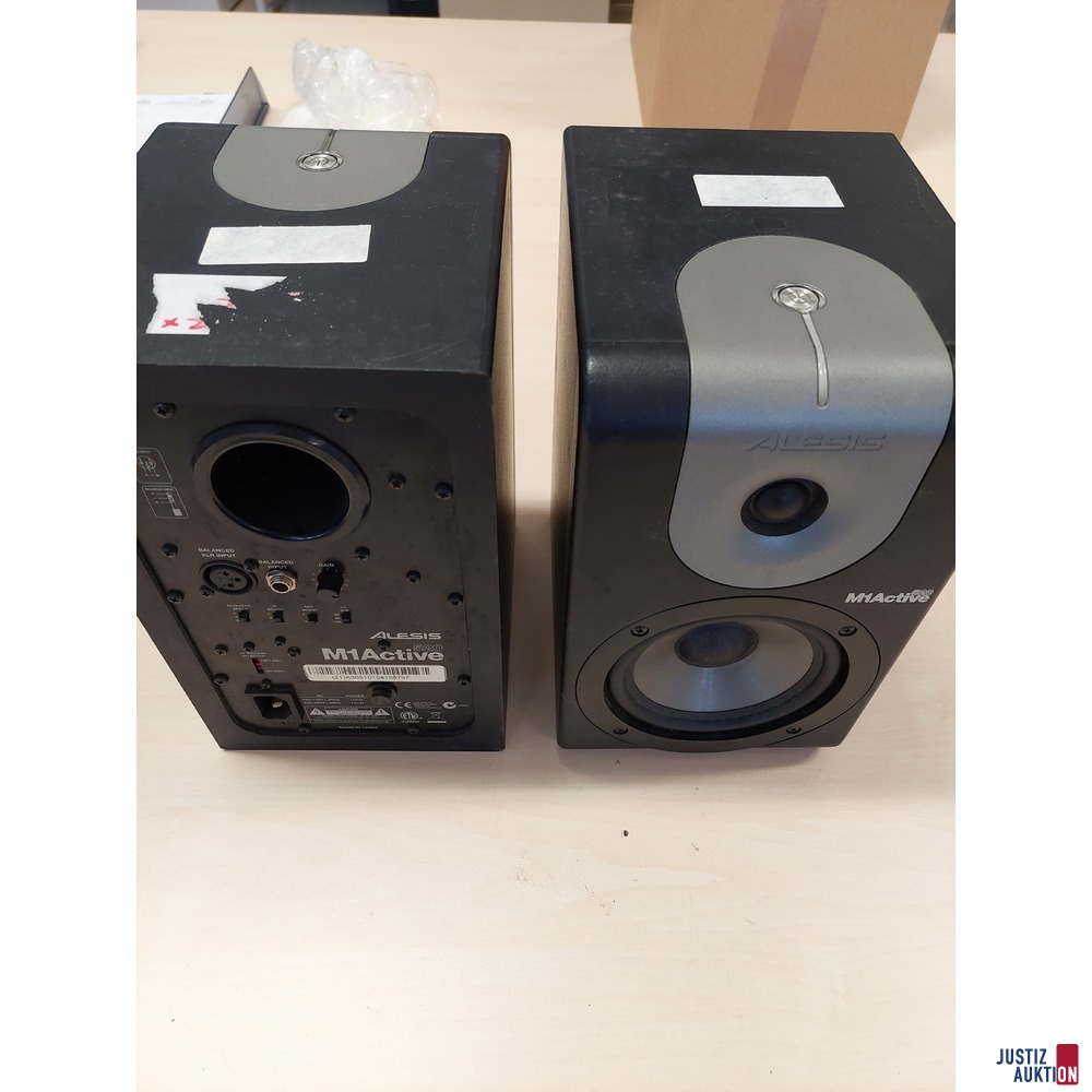 2 Boxen der Marke ALESIS M1 aktive 520