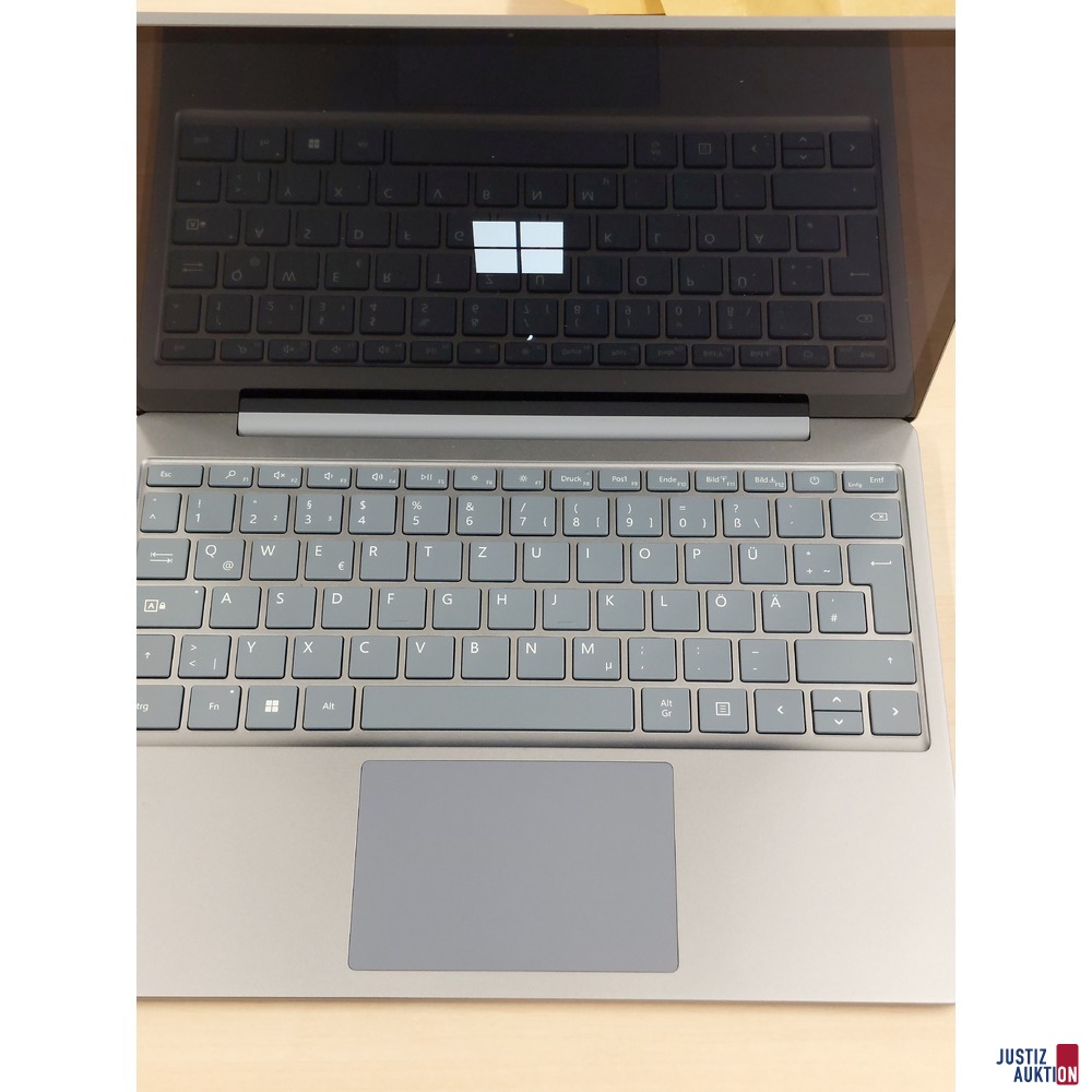 Laptop der Marke Microsoft Model 2013 Nr. 0833CWF2209374