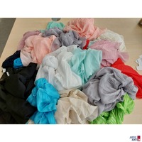 32 diverse einfarbige Schals