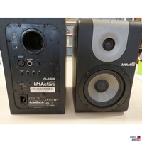 2 Boxen der Marke ALESIS M1 aktive 520