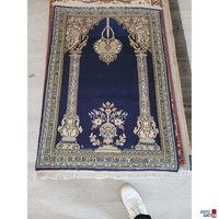 blauer Teppich im orientalischen Stil