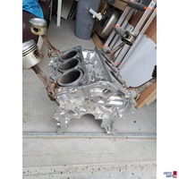 Couchtisch aus einem V6 Motorblock mit Glasplatte